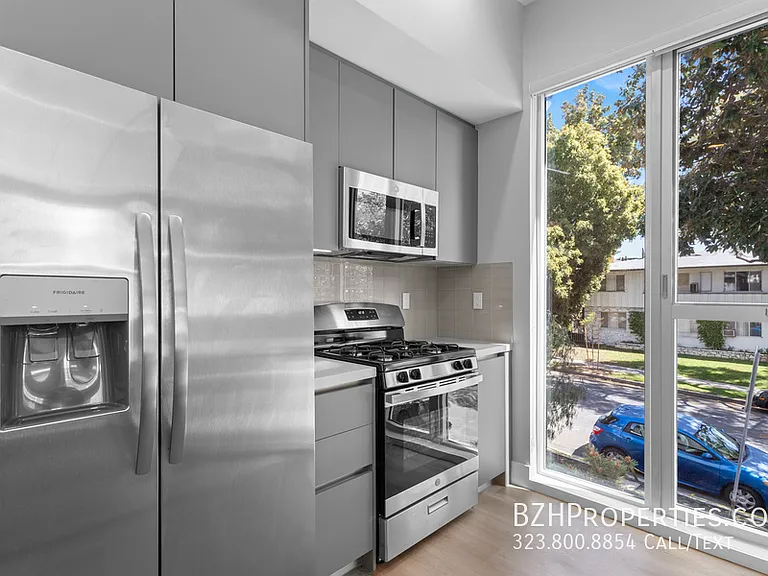 1223 N Hayworth Ave — Photo 4