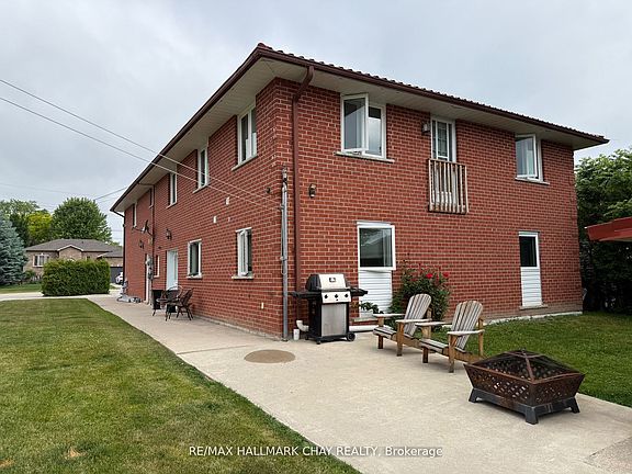 2nd image of 893B Frederick St #B