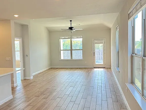 4 bed, 2102 sqft, $2,475 — Photo 3