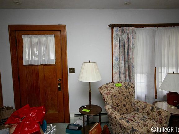 3rd image of 911 Graceland St NE