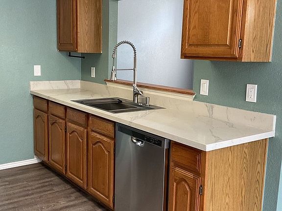 3rd image of 1910 Meadowbrook Dr