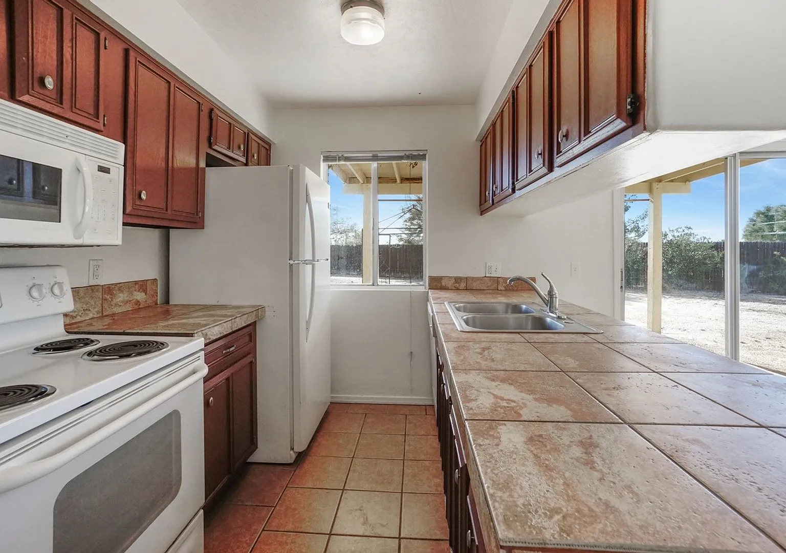 Charming East Tucson 3BR/2BA Rental Home with Covered Patio & Carpet-Free Interior (85748) — Photo 4