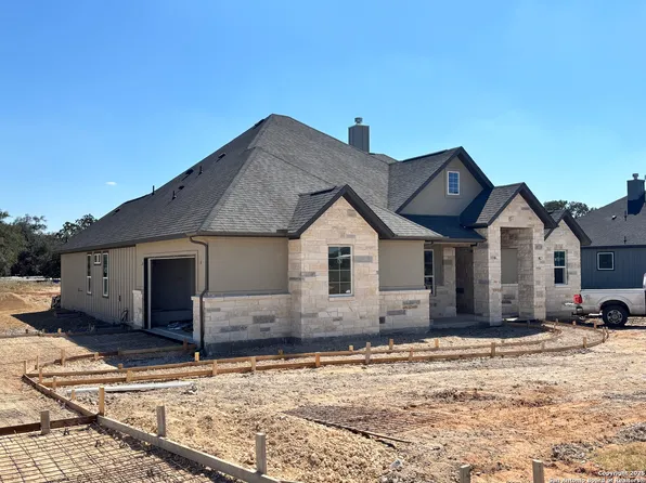 143 Pradera Ridge Drive, Floresville, TX 78114