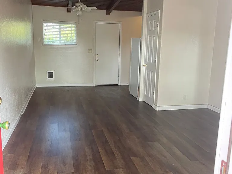 052-Country Squire Apartments — Photo 10