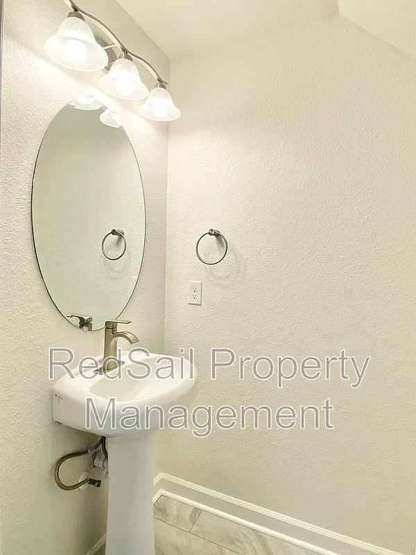4 bed, 2.5 bath, 2910 sqft, $3,370 — Photo 4