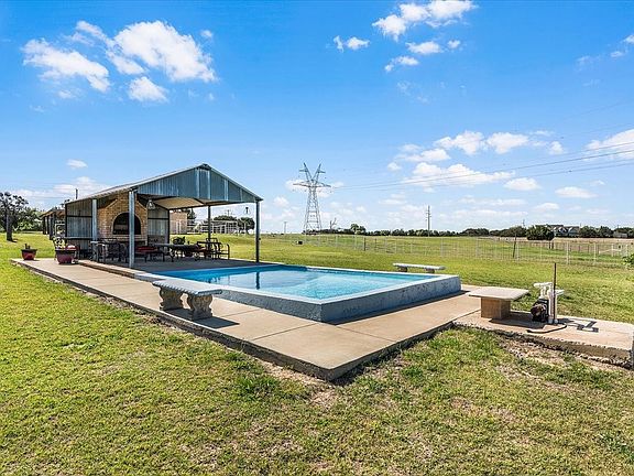 4th image of 748 Rocky Ridge Ln