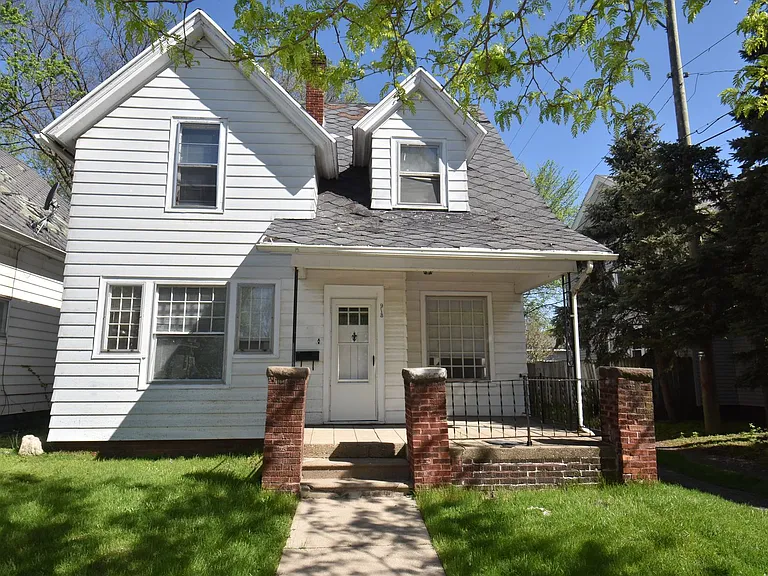 913 E Washington St — Photo 38