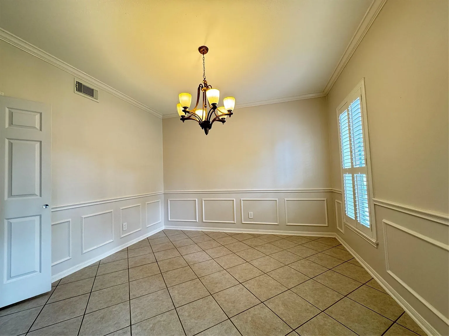 4 bed, 2.5 bath, 2442 sqft, $2,450 — Photo 4