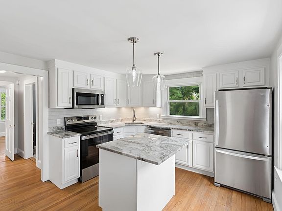 5th image of 19 Fairlawn Avenue