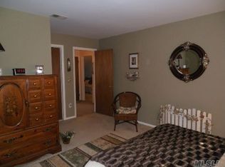 8 Lindsey Ct, Holtsville, NY 11742