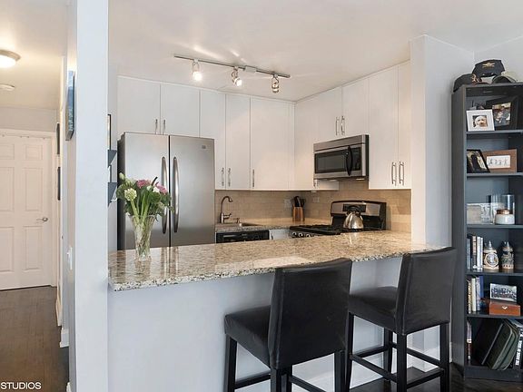 5th image of 2131 N Lincoln Ave #1A