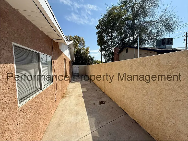Woodrow Ave 720 — Photo 21