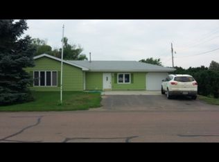 705 S 1st St, Parkston, SD 57366