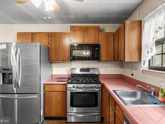 4th image of 12 Gloria Ct