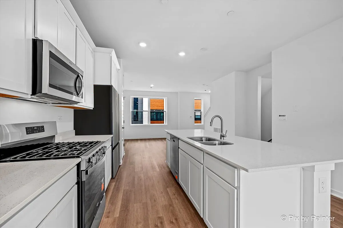 3 bed, 2.5 bath, 1827 sqft, $3,900 — Photo 4