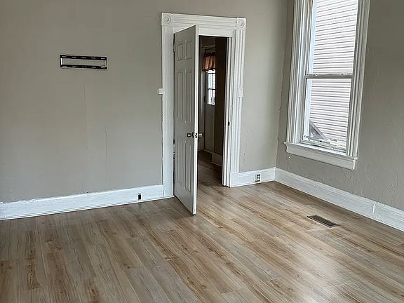 5th image of 315 W 8th St