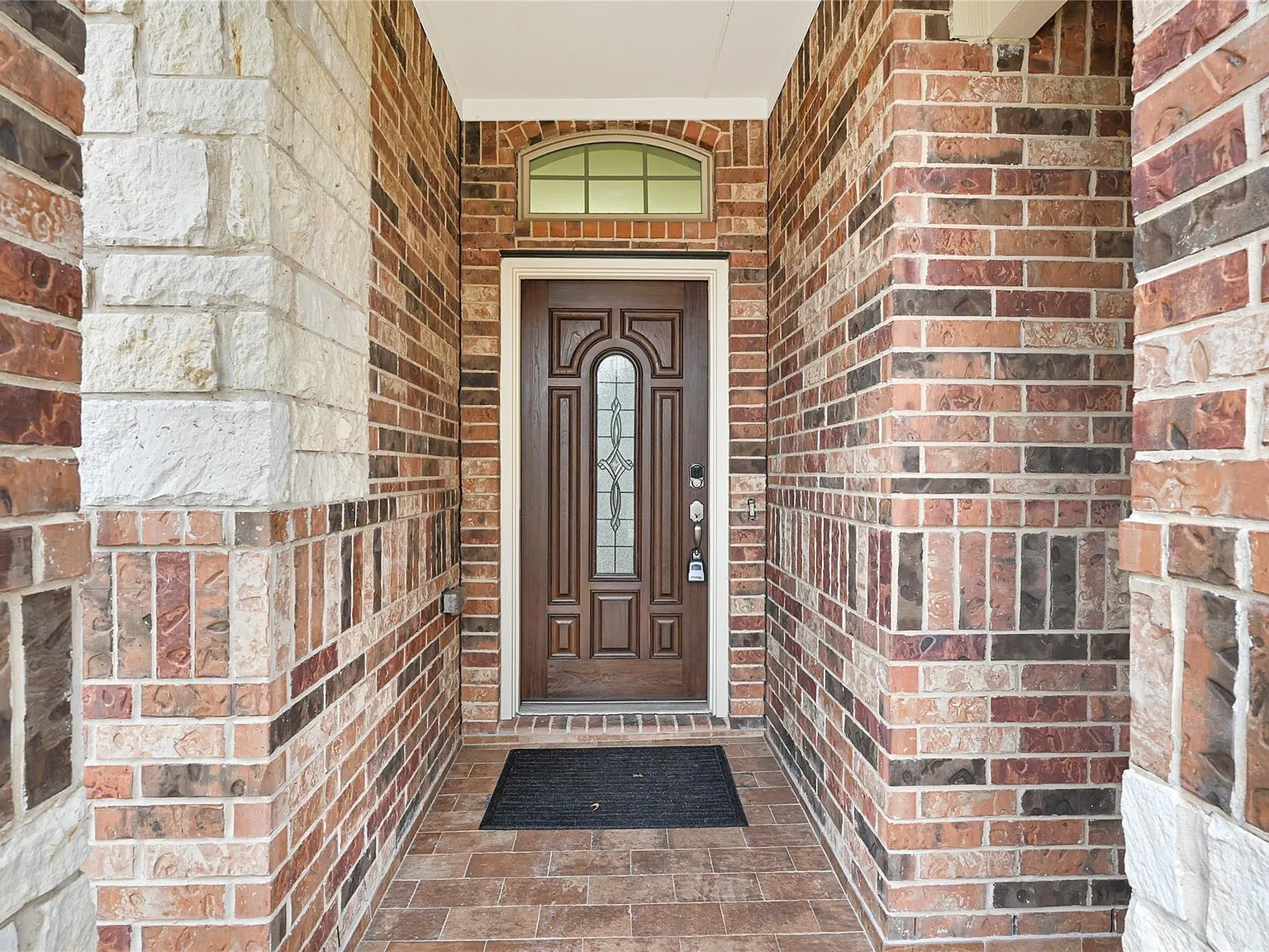 4 bed, 4.0 bath, 2441 sqft, $2,800 — Photo 2