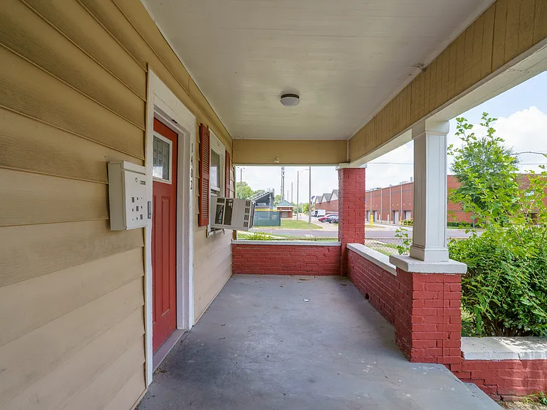 1402 Avenue E — Photo 2