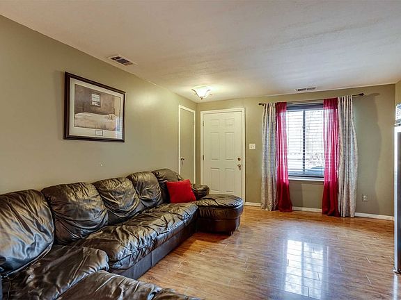 3rd image of 8 Birchwood Dr