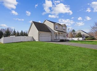 36 Equator Ave, Flagtown, NJ 08821