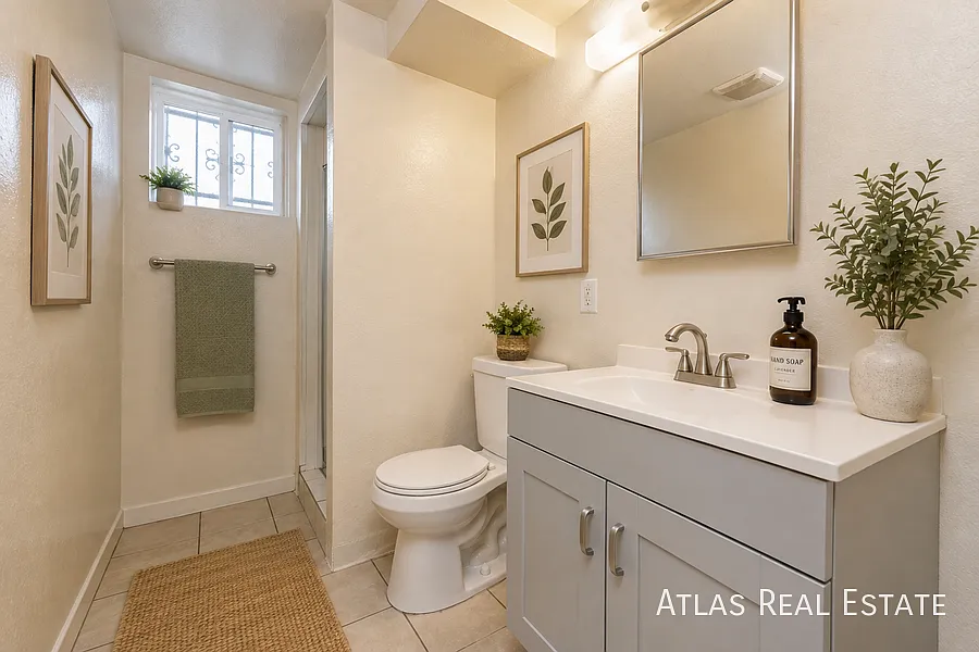 4 Bed 2 Bath Unit in Triplex Close to I-25! — Photo 3