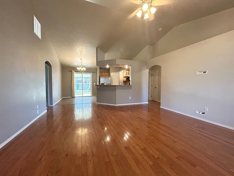 115 E Cassidy Dr — Photo 2