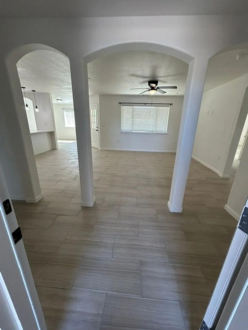 Brand New 3 Bedroom 2 Bathroom Home in Woodlake! — Photo 2