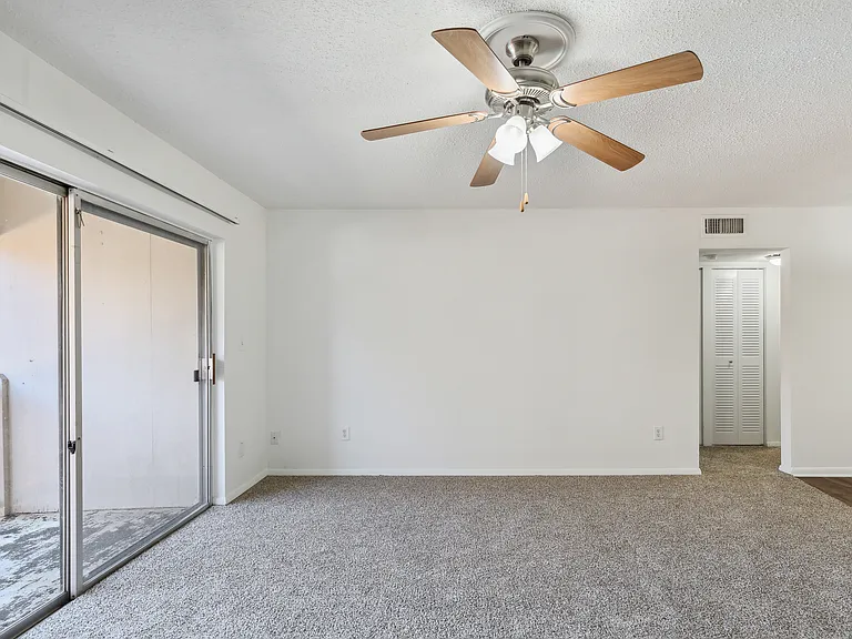 Fairway Club Apartments — Photo 38