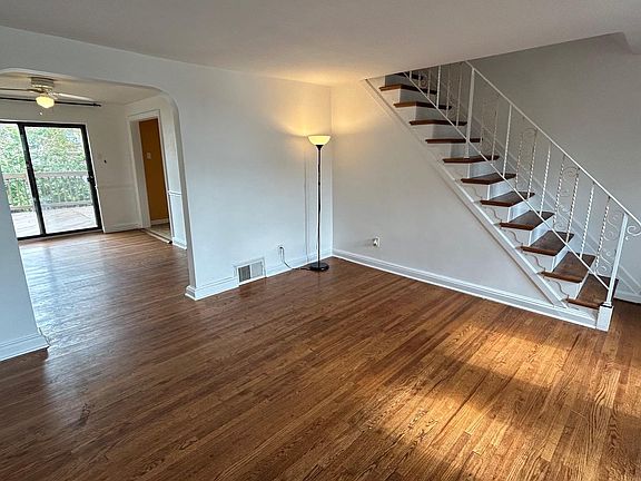 3rd image of 3851 Anne St