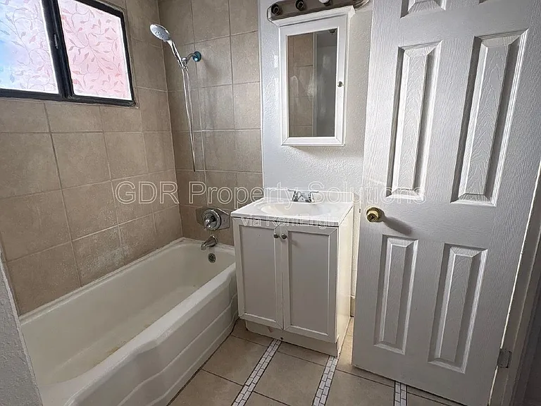 304 Texas St NE #B — Photo 8