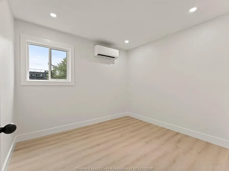557 Elinor St — Photo 11