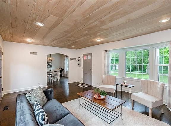 4th image of 13811 Belmont Ave
