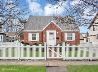 6 S 3rd St, New Hyde Park, NY 11040
