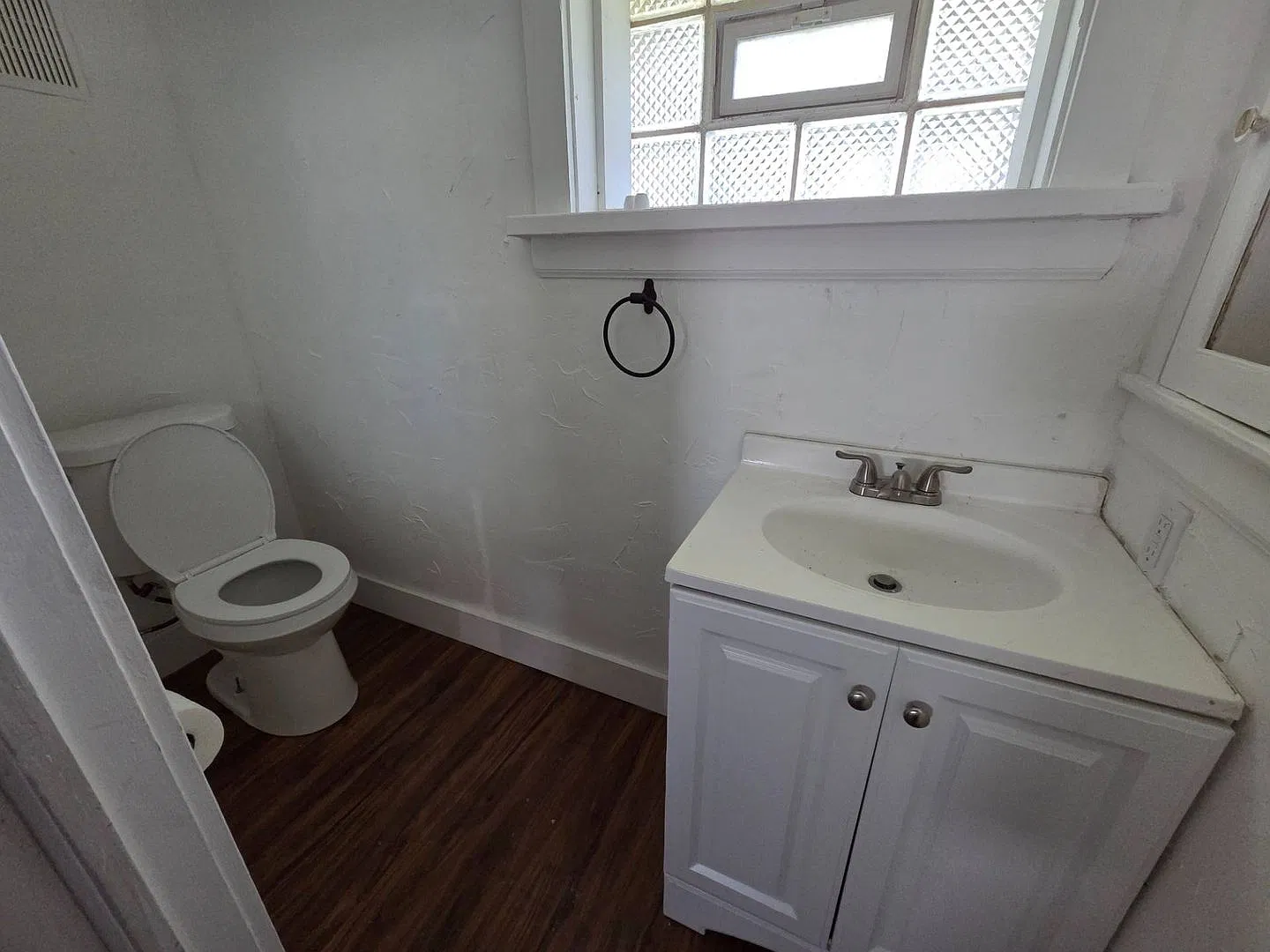Spacious 5-Bedroom Unit in a Charming Property Available Now! — Photo 2