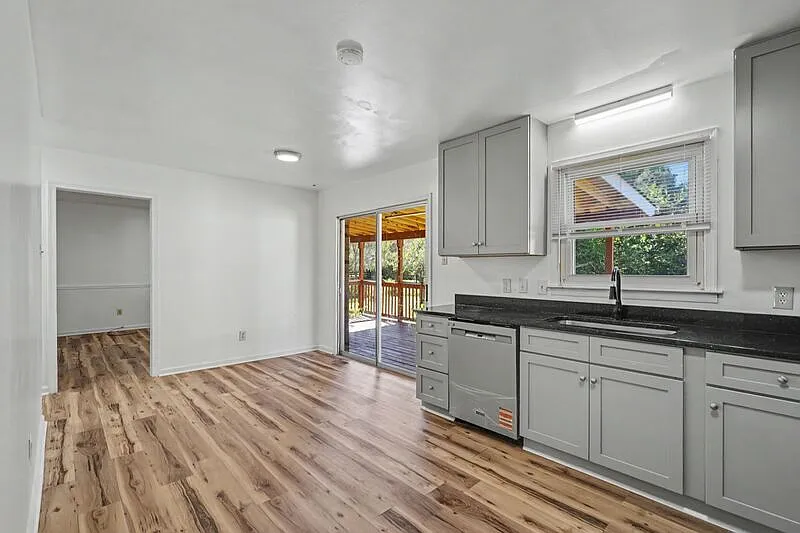 4 bed, 2.0 bath, 2113 sqft, $2,400 — Photo 4