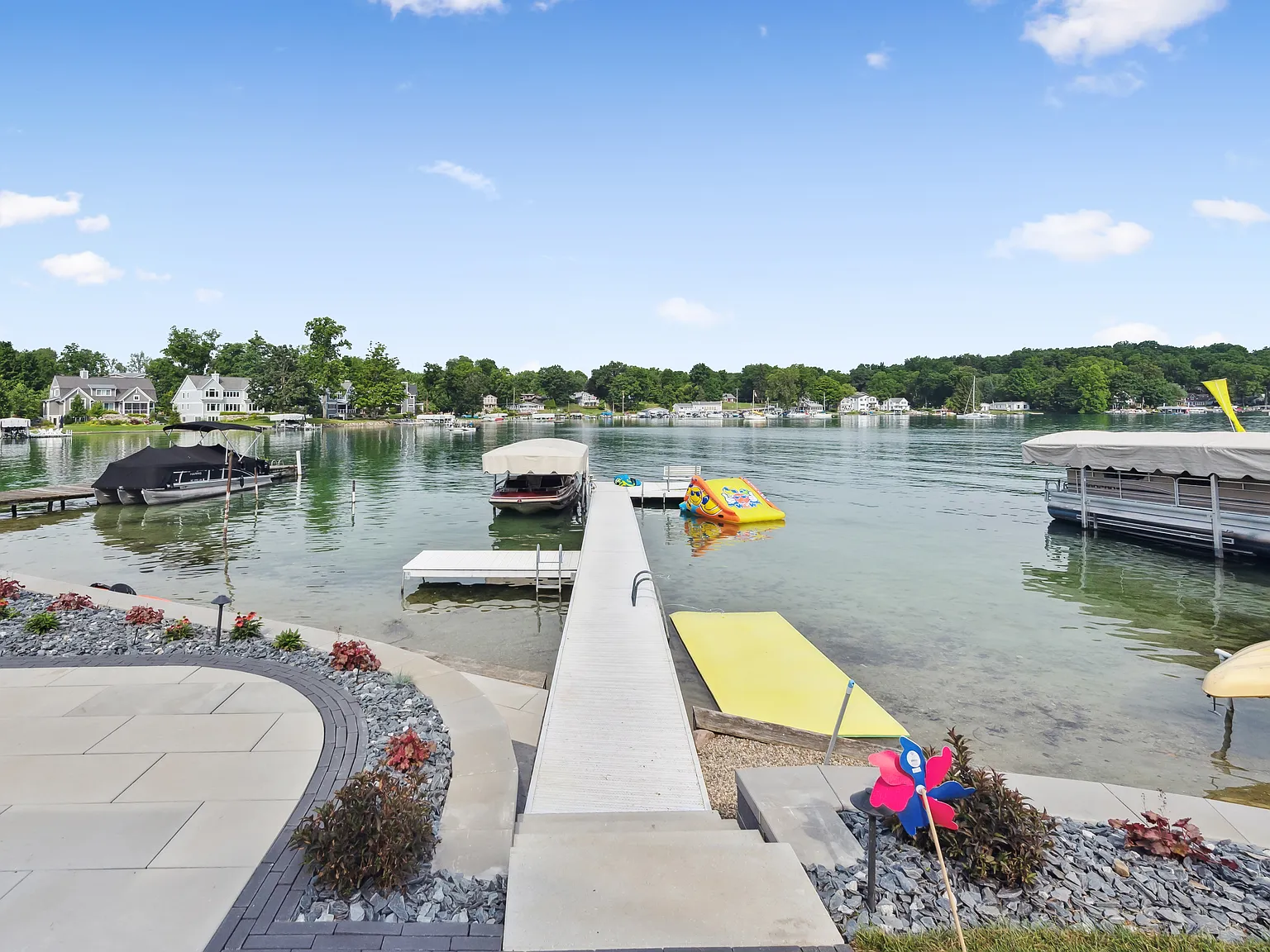 168 E Gull Lake Dr — Photo 2