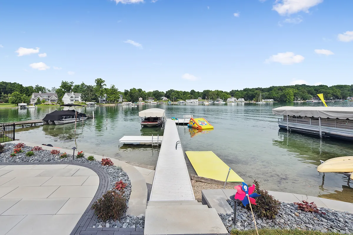 Building Photo - 168 E Gull Lake Dr