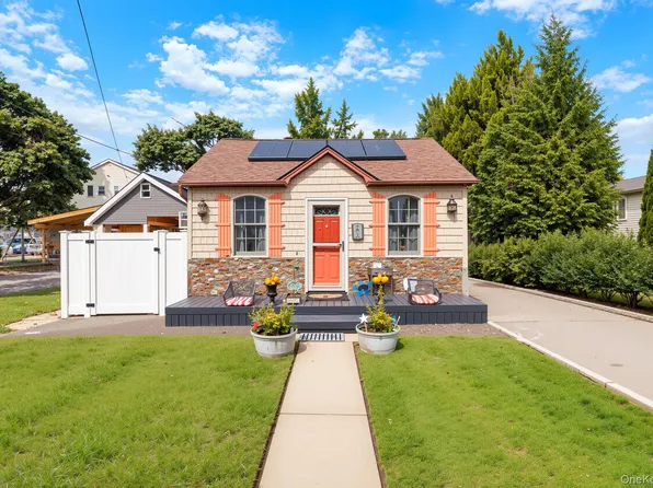 23 Dewey Place, Lindenhurst, NY 11757