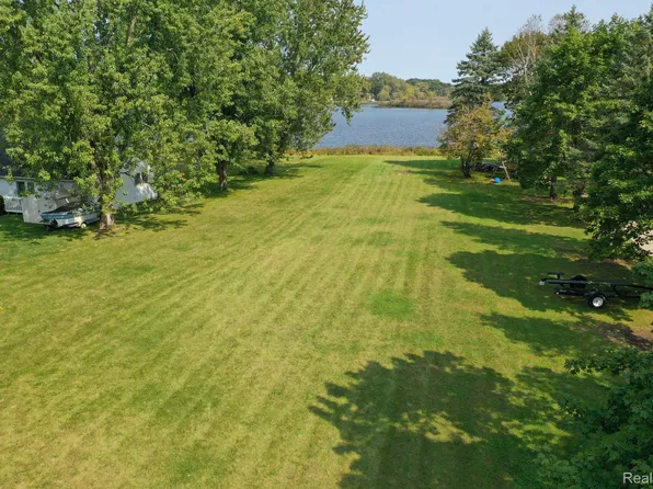 0 E M 36, Hamburg, MI 48139