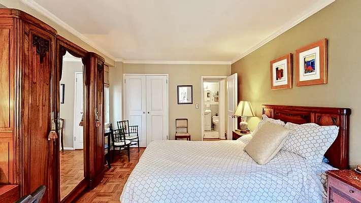 Sold by Bizzarro Agency | media 10