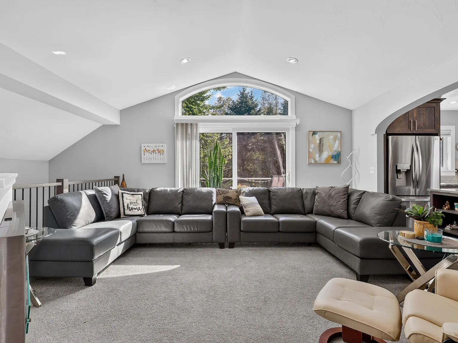 4 bed, 2.5 bath, 2800 sqft, $3,400 — Photo 3