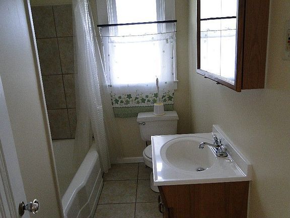 5th image of 305 Burgess St
