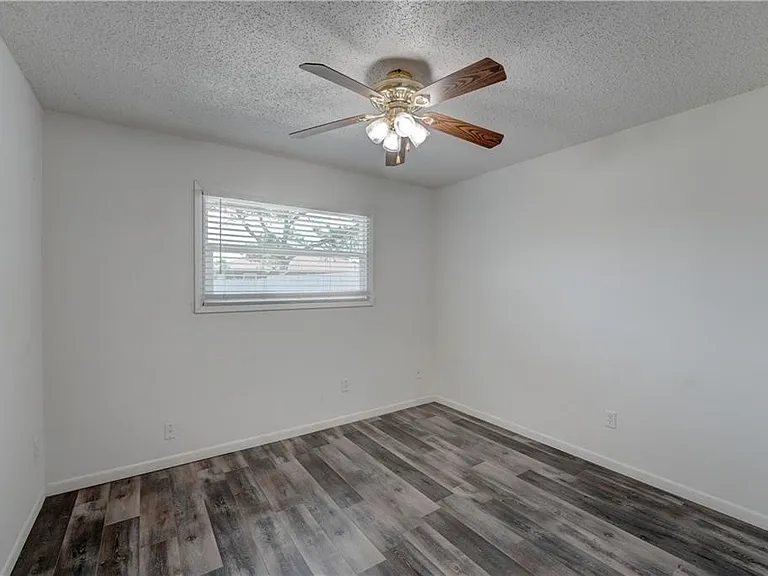 2310 Vialoux Dr — Photo 20