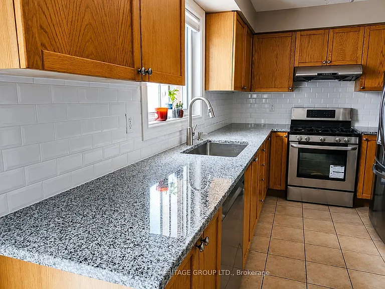 101 Bentley Cres — Photo 4