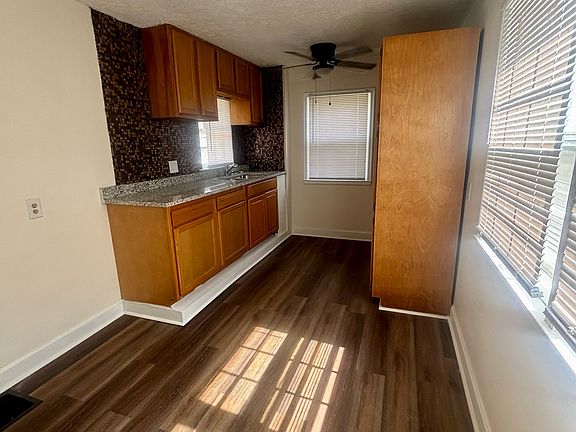 4th image of 1305 Larchmont Ave