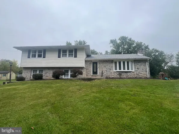 1361 Manatawny Dr, Pottstown, PA 19464
