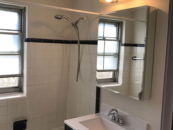 3rd image of 1368 Wentworth Ave