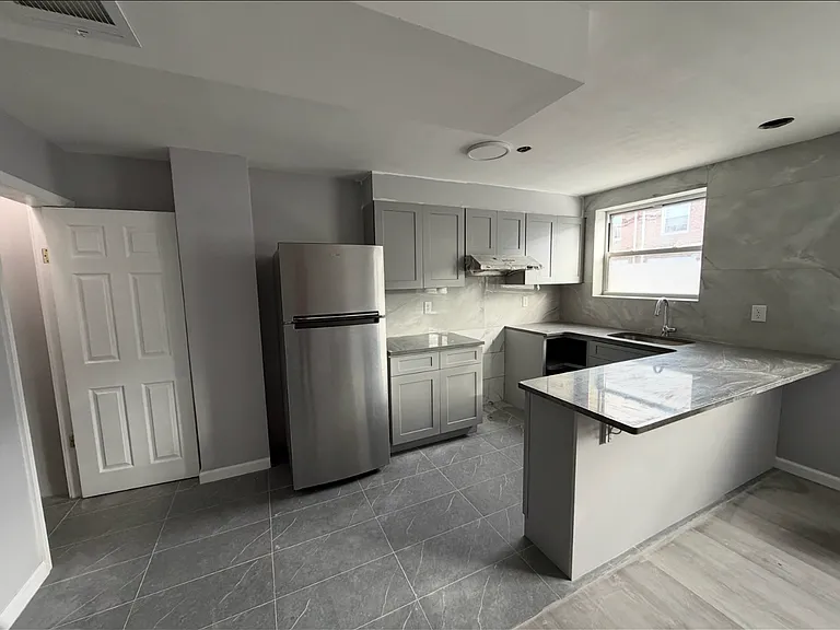 2828 Devereaux Ave — Photo 3