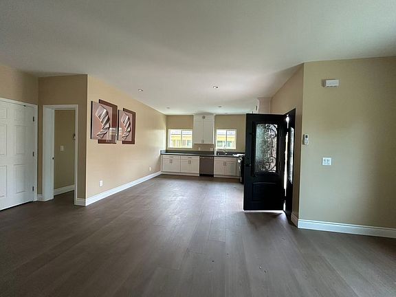 4th image of 424 N La Breda Ave