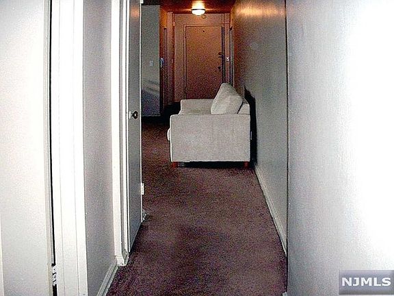 3rd image of 400 Park Pl APT 3A